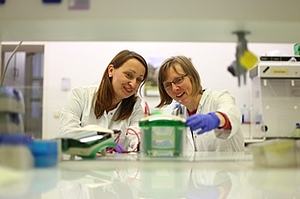 Zwei Labormitarbeiterinnen arbeiten an einem Gerät, Hämatologie & Onkologie Uniklinik Rostock