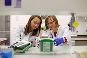 Zwei Medizinerinnen im Labor