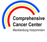 Logo mit drei halbkreisförmigen Bögen in Blau, Gelb und Rot über dem Text 'Comprehensive Cancer Center Mecklenburg-Vorpommern'